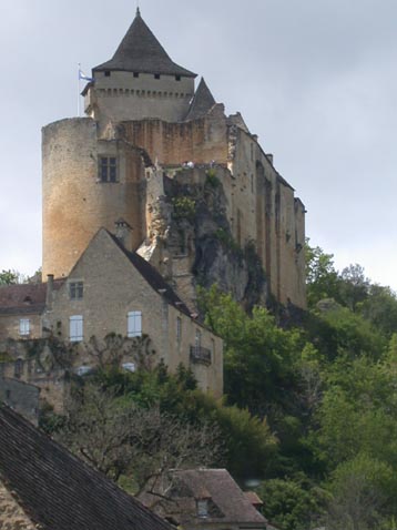 Dominant la valle de la Dordogne et le village le chateau de Castelnaud...Nos locations de gtes de France se trouvent sur la colline en face .